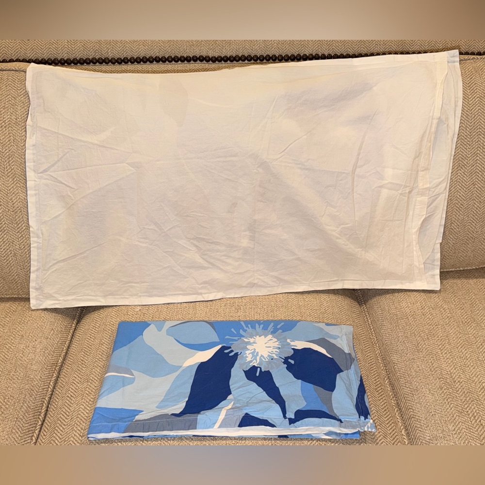Trina Turk (2) Pillow Shams With A Large Abstract Floral Pattern - Picture 5 of 8